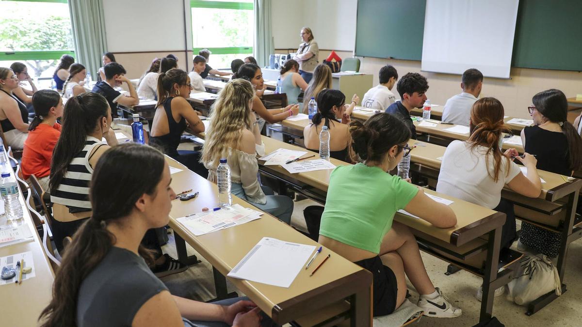 Un grupo de alumnos se somete a la prueba de acceso a la Universidad.