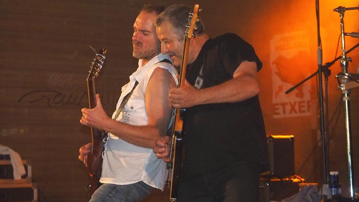 Iturrino y Bergara, los guitarras de Ehun Kilo, en el concierto que el grupo ofreció en las fiestas de San Bartolomé de 2017.