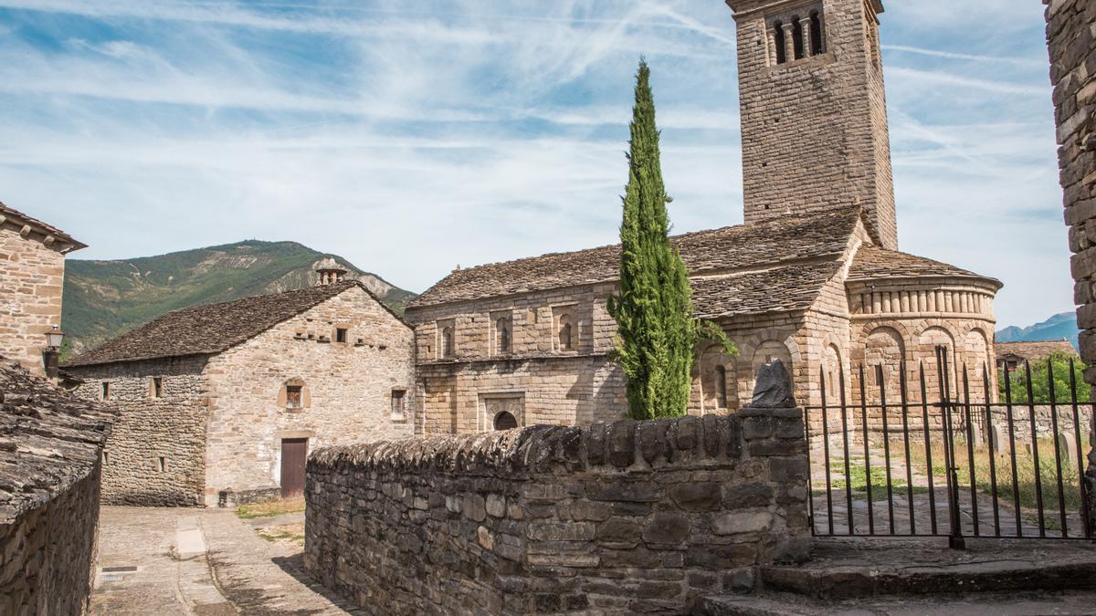Ruta Maravillas de Tena y el Serrablo: Sumérgete de lleno en la comarca del Alto Gállego para conocer el encanto de sus paisajes pirenaicos. Conoce el Serrablo con sus espectaculares iglesias románicas como Lárrede o San Juan de Busa y disfruta las vistas panorámicas del valle desde sus distintos miradores y embalses de Lanuza y Búbal.
