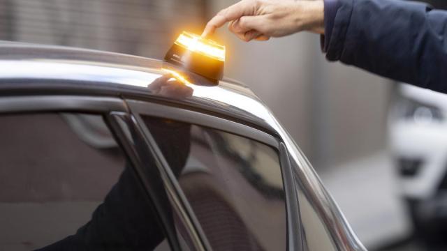Las balizas V16 de emergencia para vehículos deben colocarse en la parte superior del vehículo sin salir del mismo.
