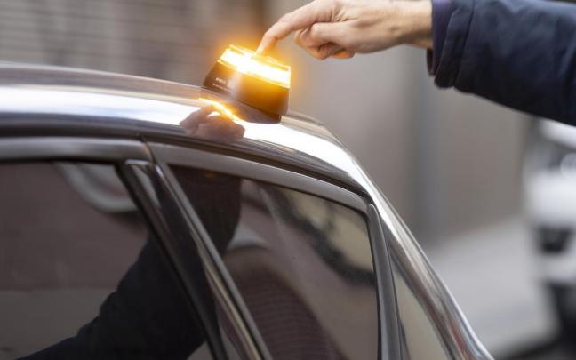 Las balizas V16 de emergencia para vehículos deben colocarse en la parte superior del vehículo sin salir del mismo.