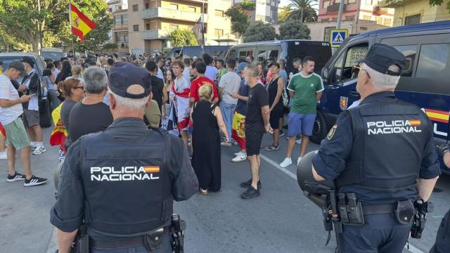 Policías vigilan a un grupo de manifestantes en Ceuta.