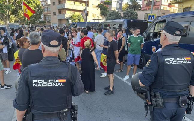 Policías vigilan a un grupo de manifestantes en Ceuta.