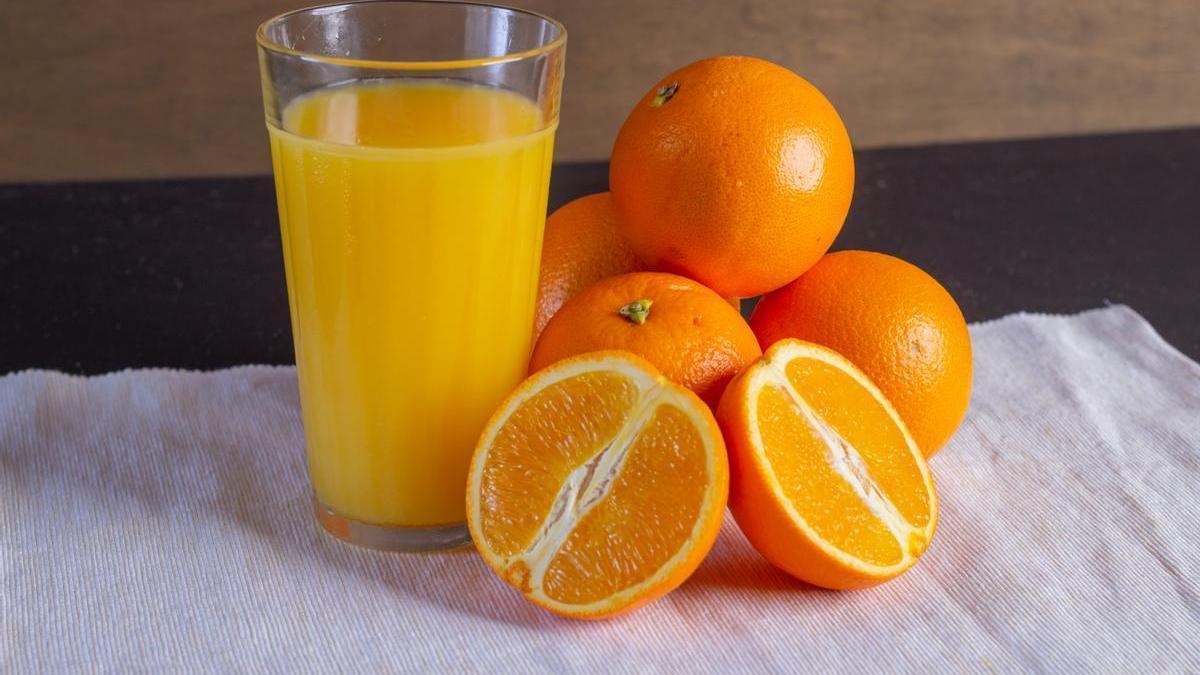 Un vaso de zumo exprimido de las naranjas.