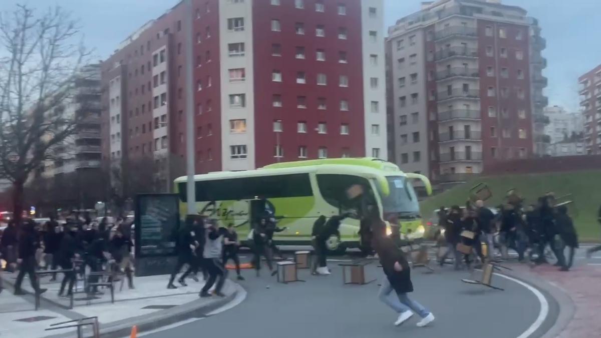 Aficionados de la Real y de la Roma, a golpes en Anoeta. / RUBEN PLAZA