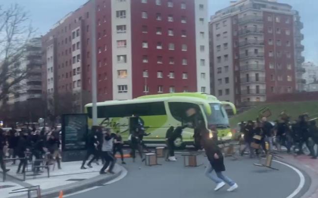 Aficionados de la Real y de la Roma, a golpes en Anoeta. / RUBEN PLAZA