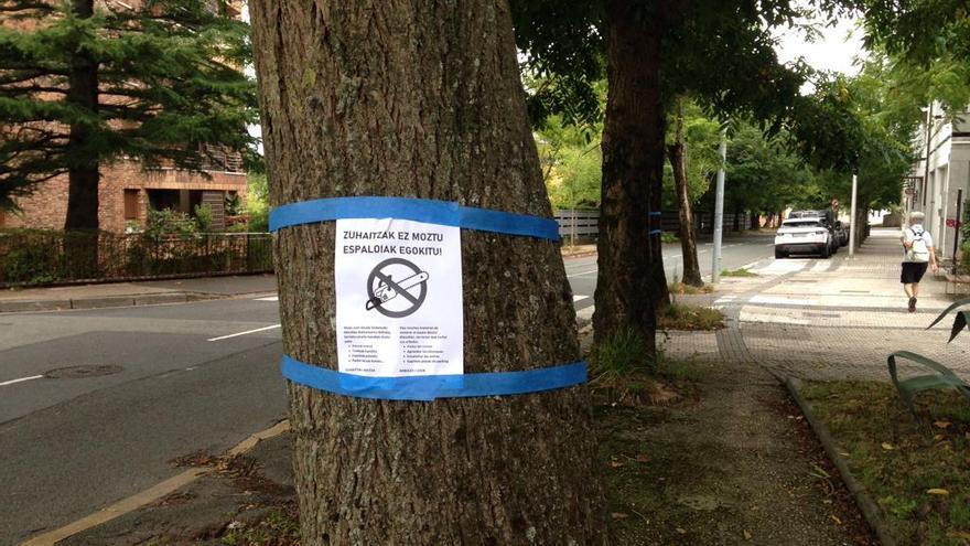 Un cartel en contra de la tala de los nogales del Cáucaso del paseo del Doctor Marañón de cuando se dio a conocer el proyecto.