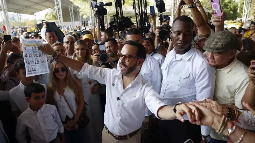 El candidato presidencial del movimiento Defensores de la Patria, Abelardo de la Espriella, vota en Barranquilla (Colombia)