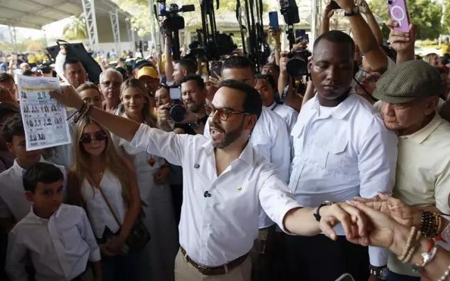 El candidato presidencial del movimiento Defensores de la Patria, Abelardo de la Espriella, vota en Barranquilla (Colombia)