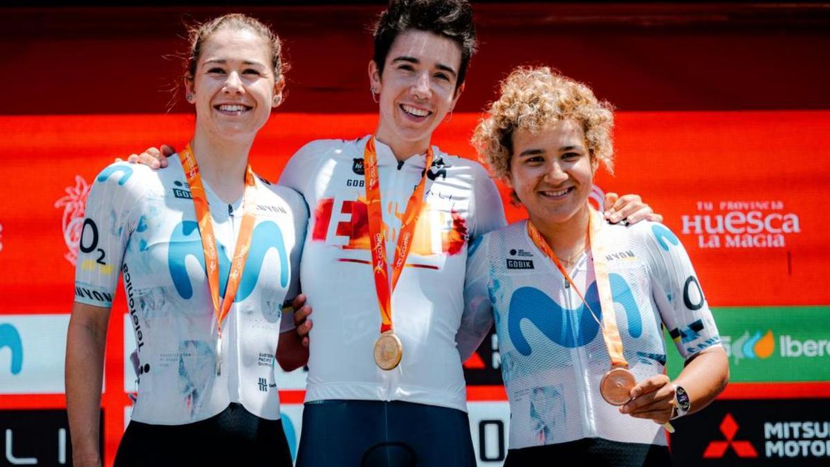 Mireia Benito, Sara Martín y Paula Ostiz, en el podio.