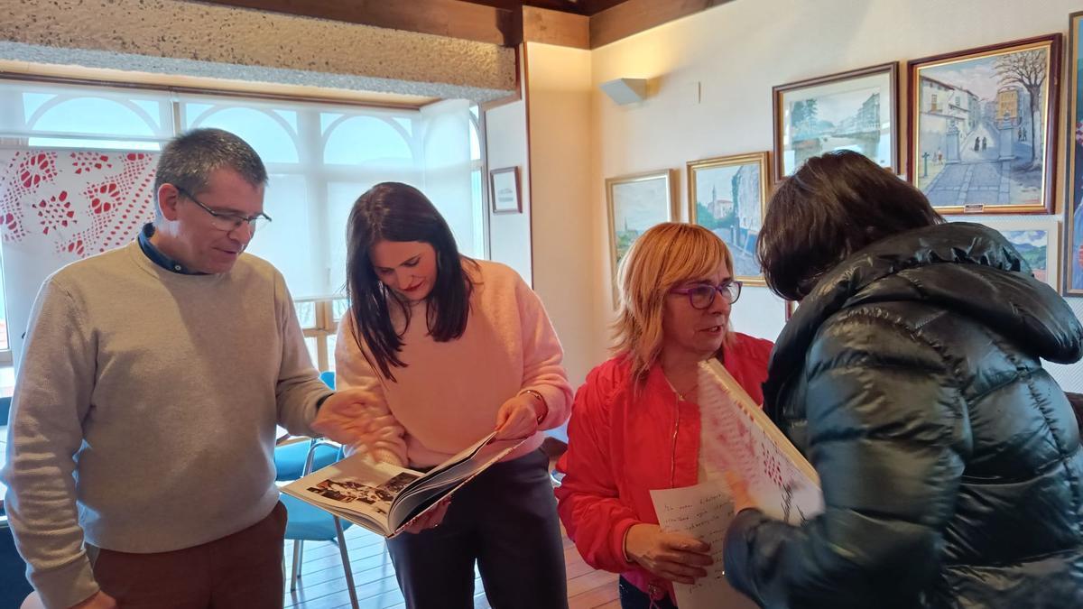 El libro recoge la historia y las canciones de los Atorrak.