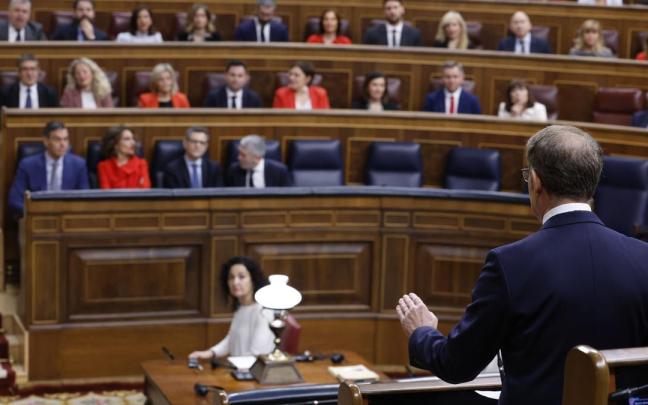 Feijóo se dirige a Pedro Sánchez en el pleno de control al Gobierno en el Congreso.