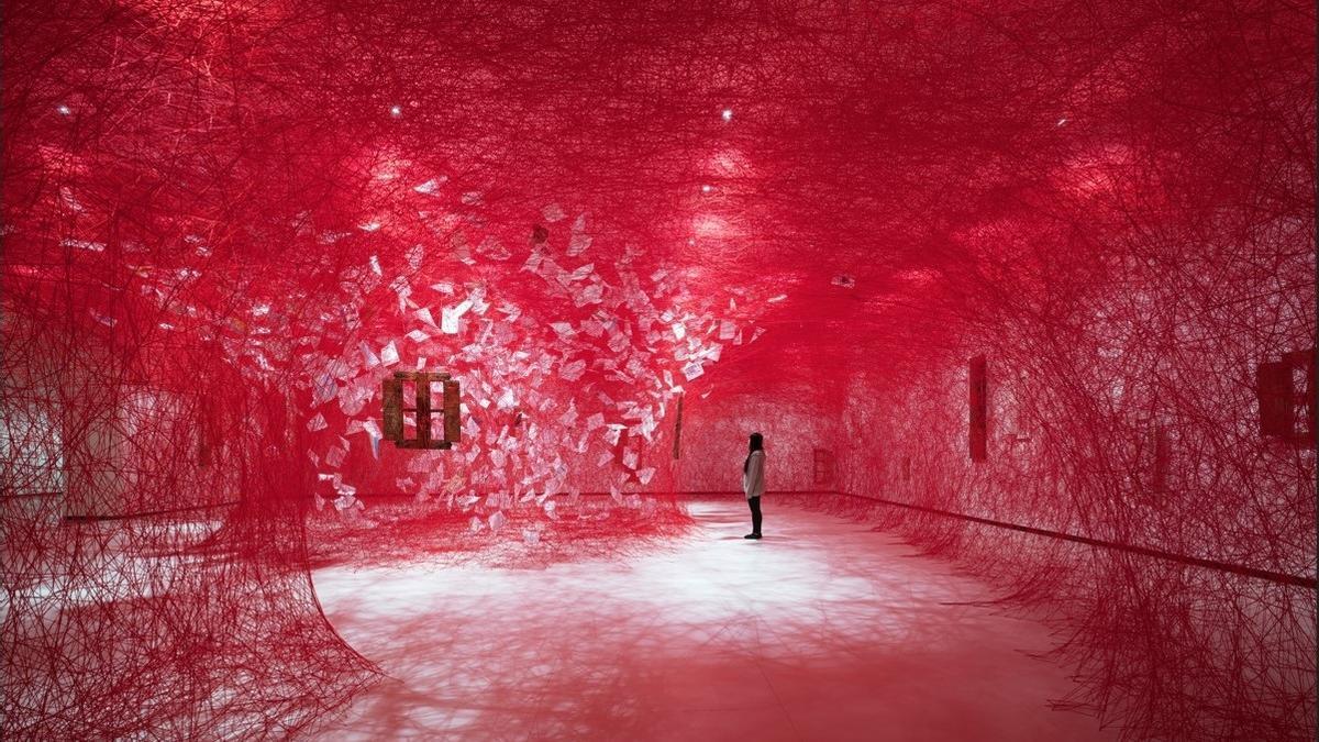 'My house is your House' de la artista contemporánea Chiharu Shiota.