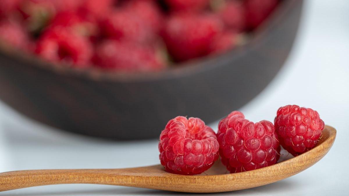 Cuchara de madera con frambuesas