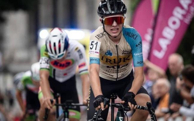 Ciclistas por las calles de Andoain.