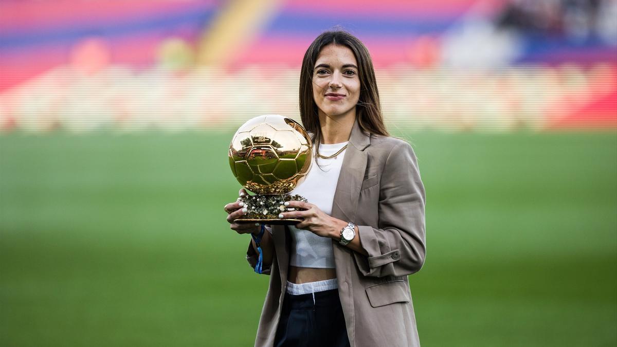 Aitana Bonmatí posando con el Balon de Oro de 2023.
