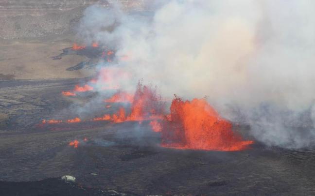 El volcán Kilauea, en Hawái, en una pasada erupción