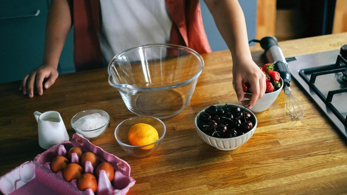 Preparar postre con arándanos, naranjas y fresas
