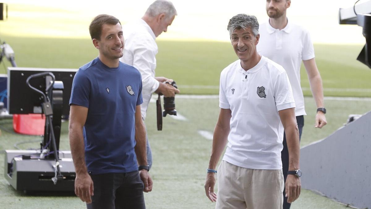 Oyarzabal e Imanol, en el césped de Anoeta tras la rueda de prensa que han ofrecido previa al duelo ante el Inter. / JUAN HERRERO