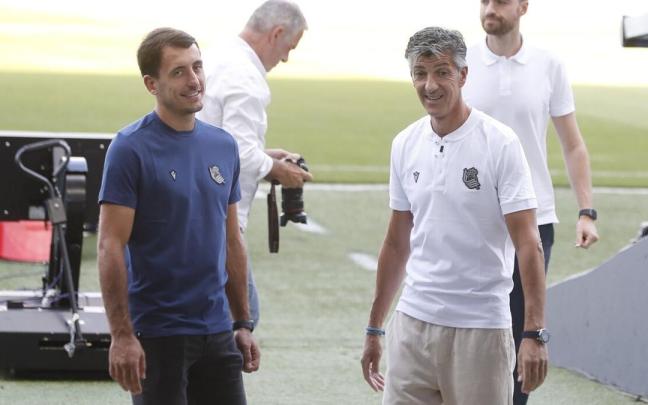Oyarzabal e Imanol, en el césped de Anoeta tras la rueda de prensa que han ofrecido previa al duelo ante el Inter. / JUAN HERRERO