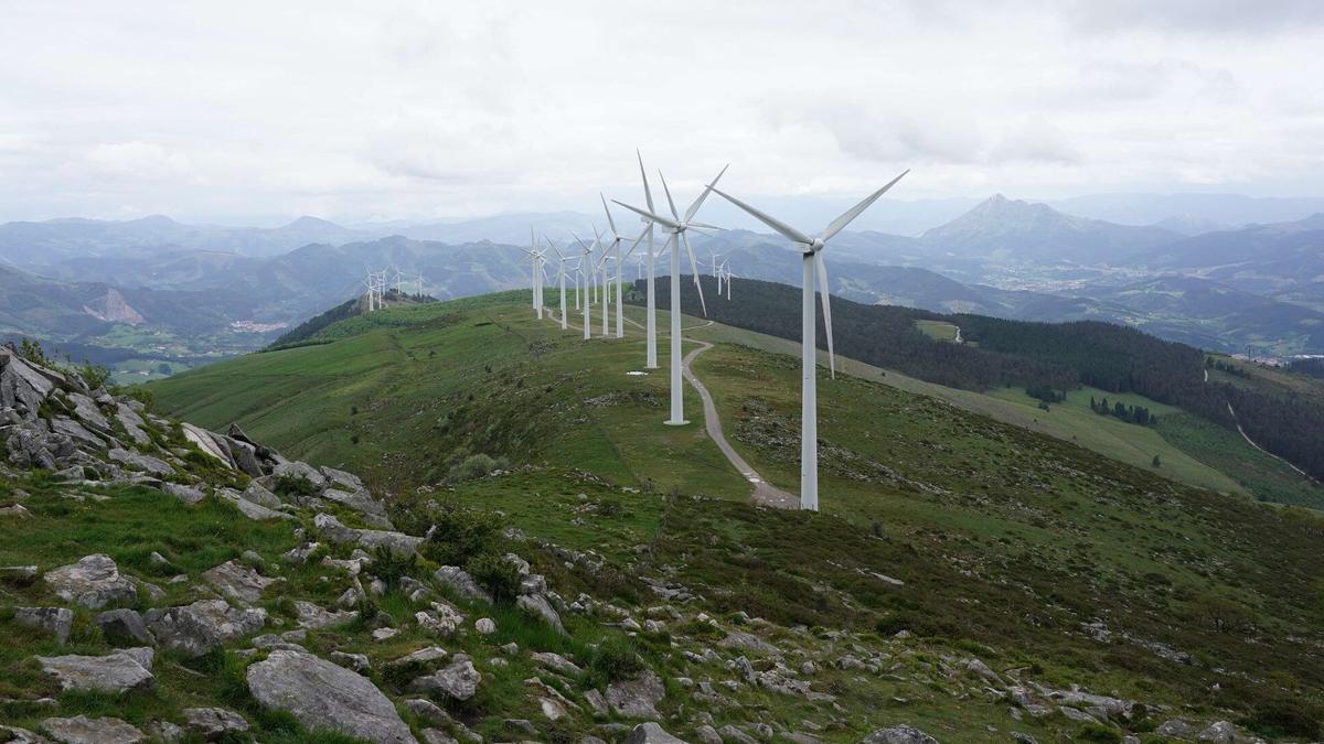 Vista de los molinos de viento en el monte Oiz.