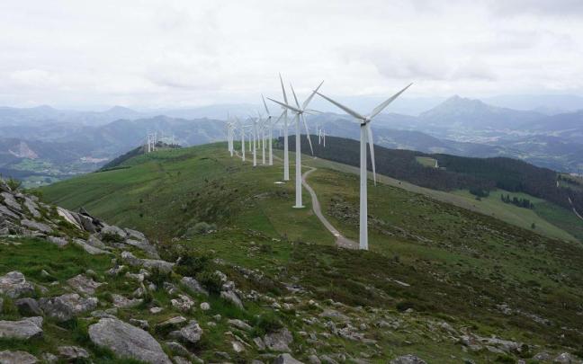 Vista de los molinos de viento en el monte Oiz.