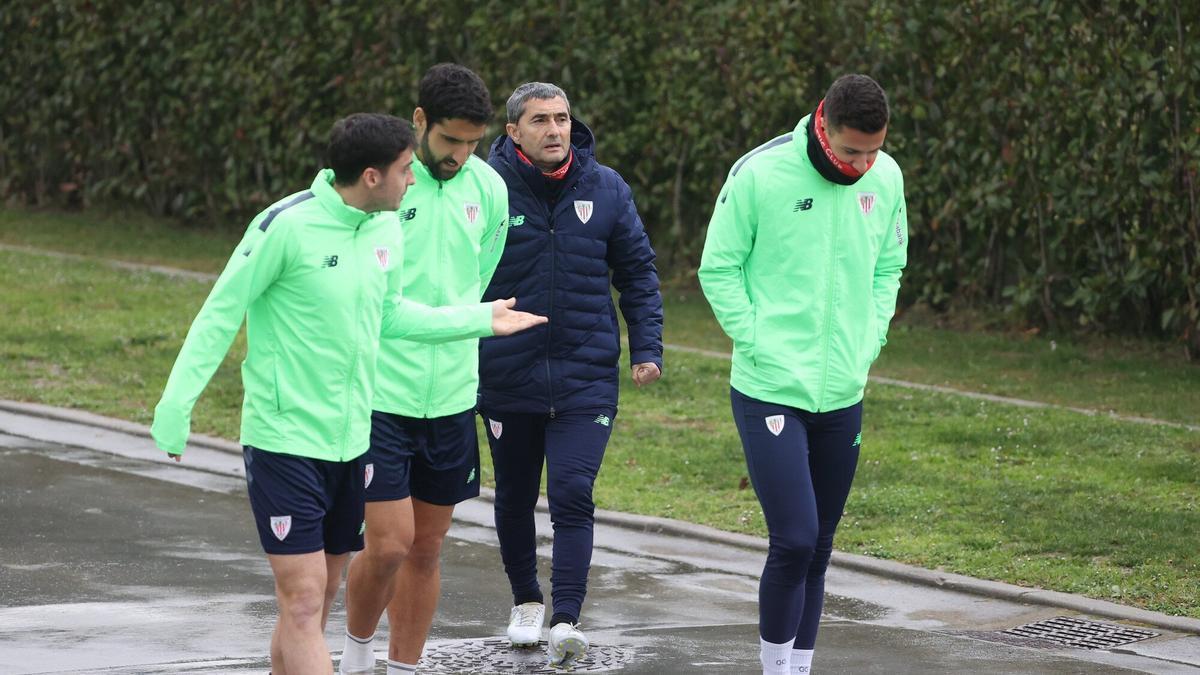 Zarraga, Raúl García, Valverde y Guruzeta se dirigen al campo de entrenamiento en Lezama.