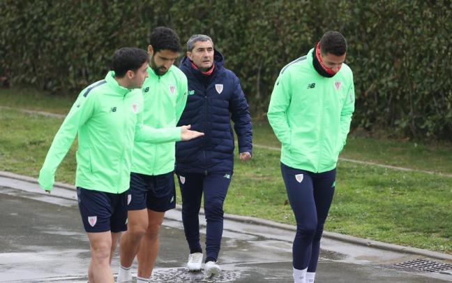 Zarraga, Raúl García, Valverde y Guruzeta se dirigen al campo de entrenamiento en Lezama. Zarraga, Raúl García, Valverde y Guruzeta se dirigen al campo de entrenamiento en Lezama.