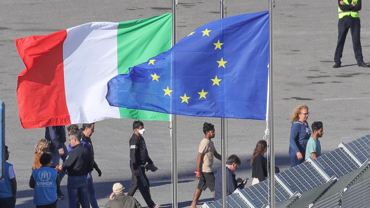 El primer grupo de migrantes deportados por Italia a un centro en Albania.