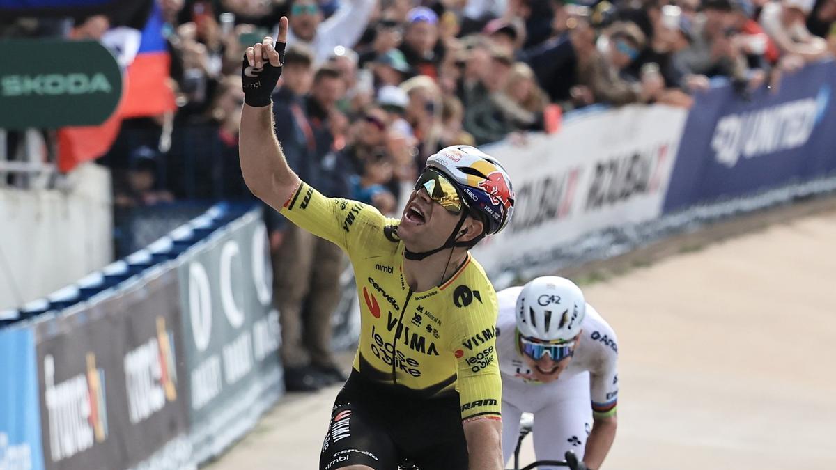 Van Aert, exultante, celebra la victoria en la París-Roubaix por delante de Pogacar.