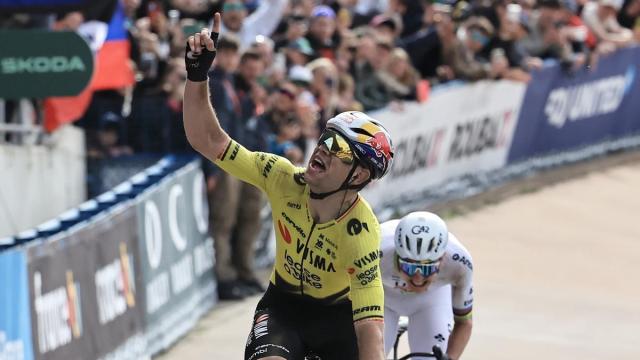 Van Aert, exultante, celebra la victoria en la París-Roubaix por delante de Pogacar.