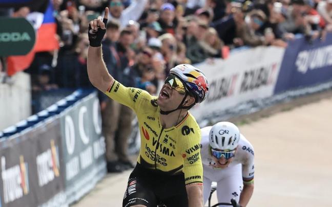 Van Aert, exultante, celebra la victoria en la París-Roubaix por delante de Pogacar.
