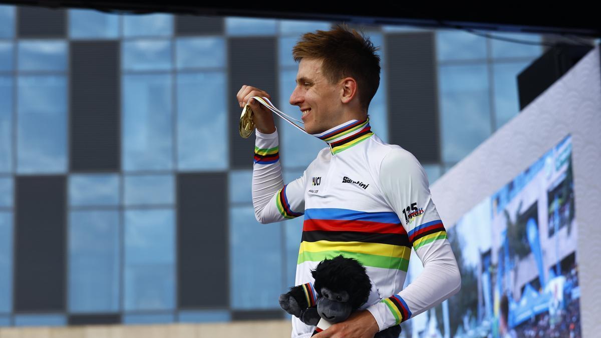 Pogacar, feliz, en el podio, con el maillot arcoíris y la medalla de oro.