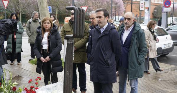 En imágenes: ofrenda floral en el monolito del 3 de marzo DNA