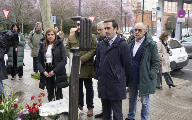 En imágenes: ofrenda floral en el monolito del 3 de marzo DNA