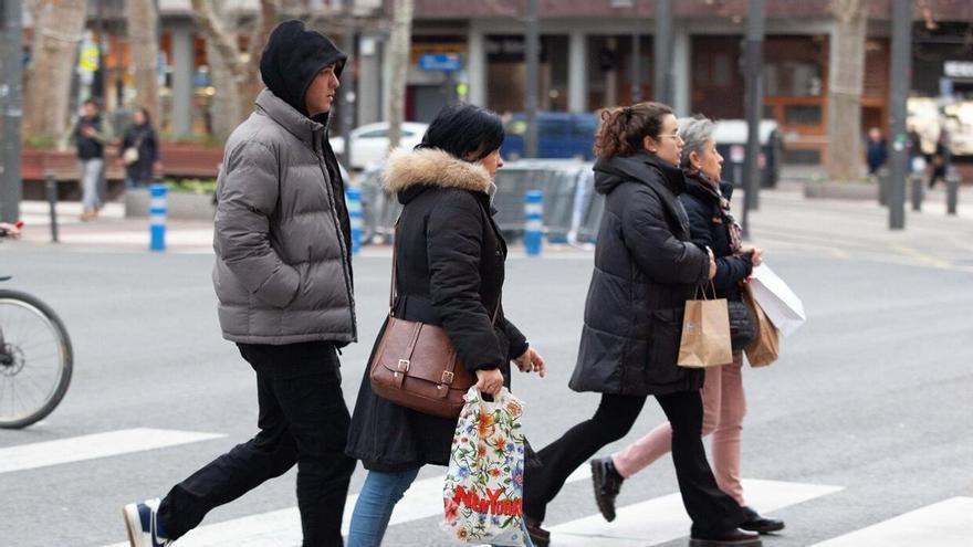 Personas paseando por Vitoria