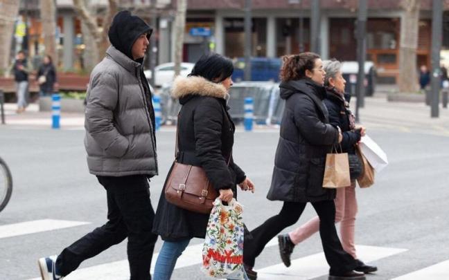 Personas paseando por Vitoria