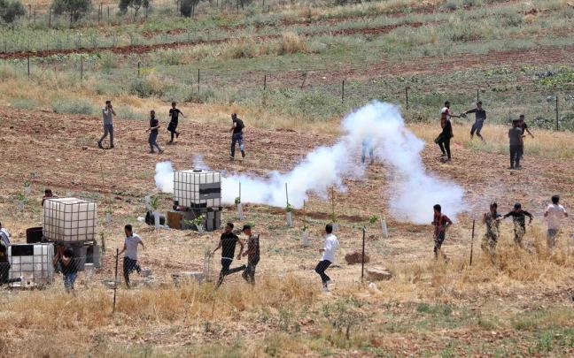 Imagen de archivo de protestantes palestinos en una colonia israelí en el área de Nablus. Imagen de archivo de protestantes palestinos en una colonia israelí en el área de Nablus.