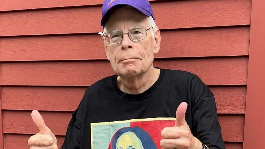 "Esta pesadilla puede terminar", dice Stephen King de Trump al pedir el voto para Harris.