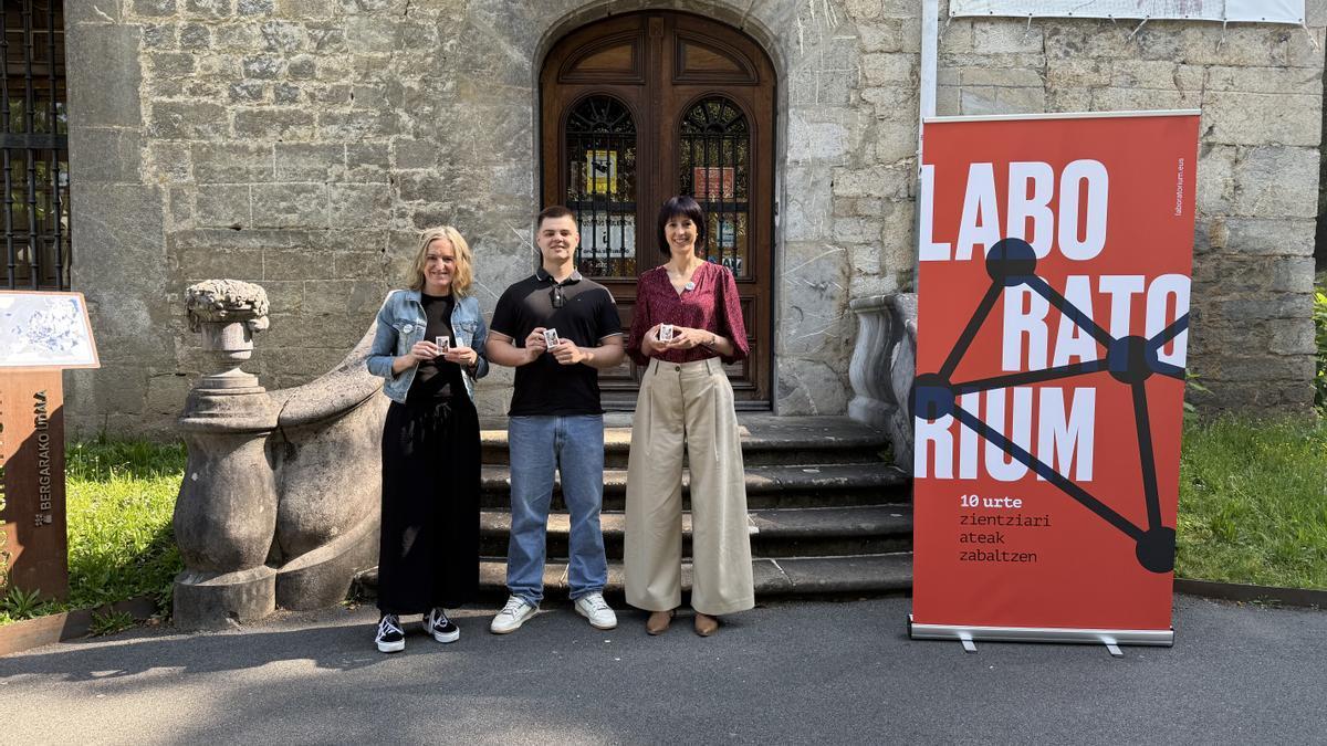 La directora de Laboratorium, Rosa Errazkin, el ilustrador científico y diseñador Manex San Sebastián, y la edil Maite Usabiaga en la presentación del juego de cartas.