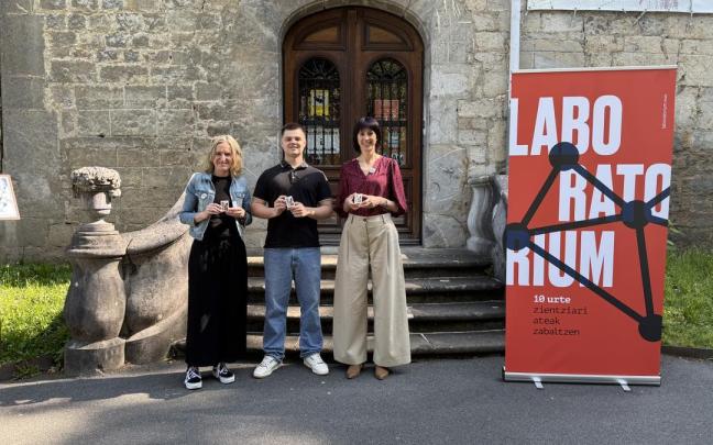 La directora de Laboratorium, Rosa Errazkin, el ilustrador científico y diseñador Manex San Sebastián, y la edil Maite Usabiaga en la presentación del juego de cartas. / Laboratorium museoa. La directora de Laboratorium, Rosa Errazkin, el ilustrador científico y diseñador Manex San Sebastián, y la edil Maite Usabiaga en la presentación del juego de cartas.