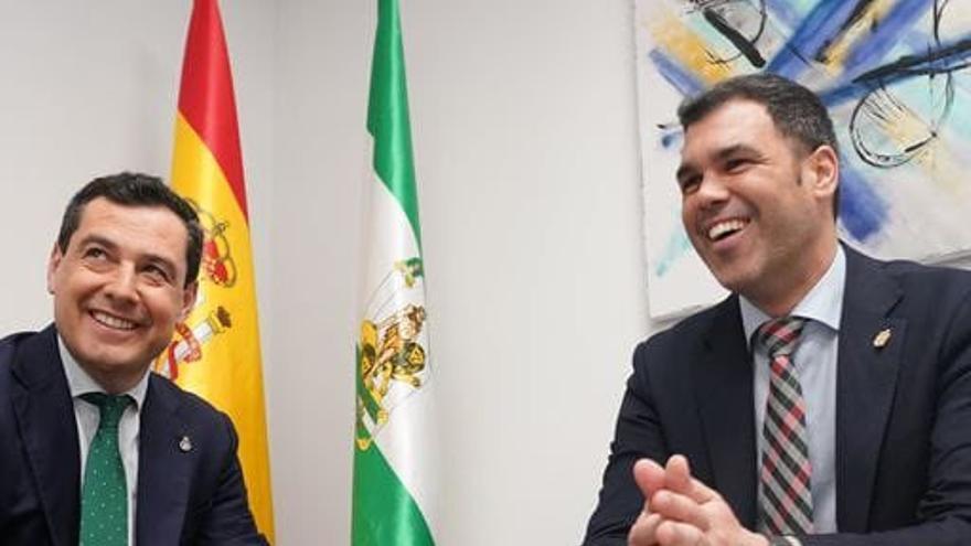 Javier García, durante su reunión con el presidente andaluz, Juanma Moreno Bonilla.