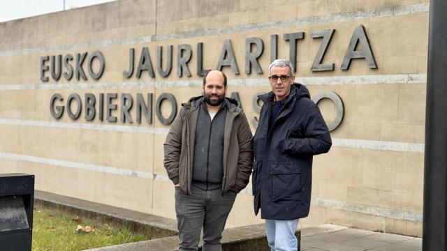 El alcalde, Gorka Artola, y el edil Markel Azkargorta este lunes en la sede del Gobierno Vasco.