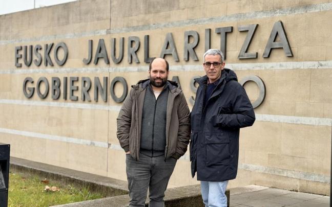 El alcalde, Gorka Artola, y el edil Markel Azkargorta este lunes en la sede del Gobierno Vasco.