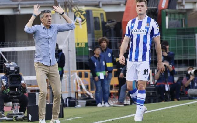 Imanol, junto a Sorloth, da instrucciones a sus jugadores. / CATI CLADERA