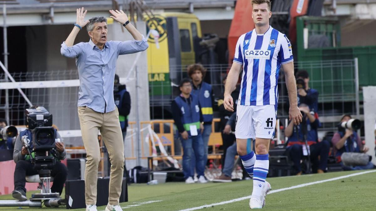 Imanol, junto a Sorloth, da instrucciones a sus jugadores