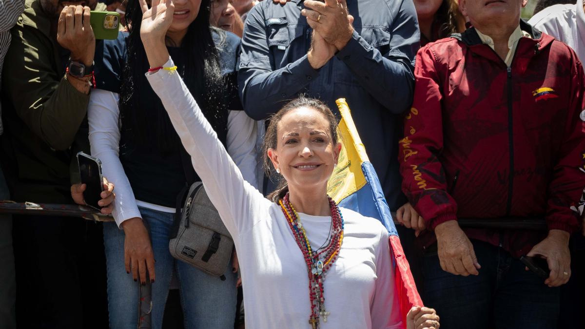 María Corina Machado saluda a los participantes en una manifestación de apoyo a Edmundo González. Foto: Efe
