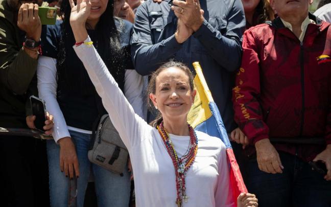 María Corina Machado saluda a los participantes en una manifestación de apoyo a Edmundo González. Foto: Efe