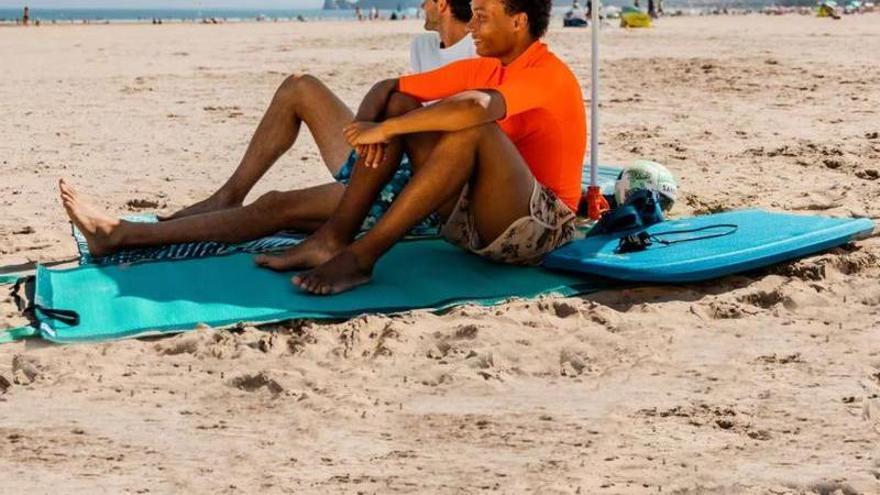 Perspectiva de la esterilla de playa turquesa azul de Decathlon