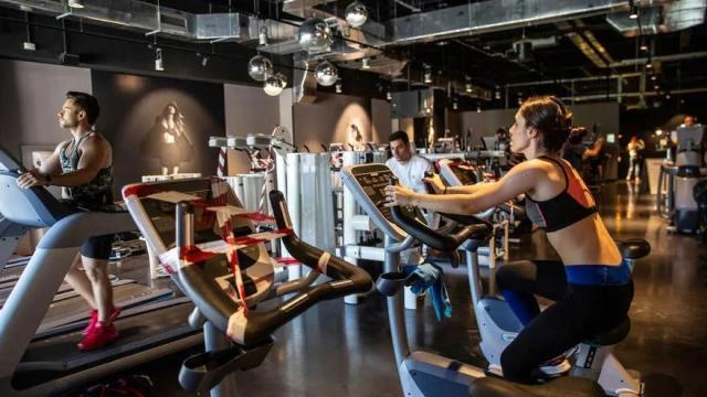 Varias personas hacen ejercicio en un gimnasio